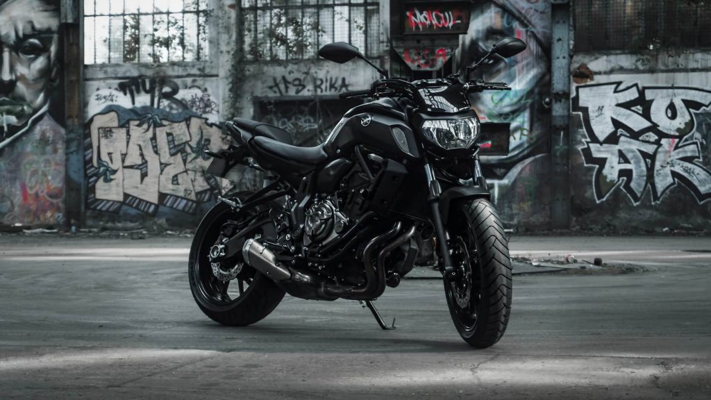 Una yamaha nera e naked